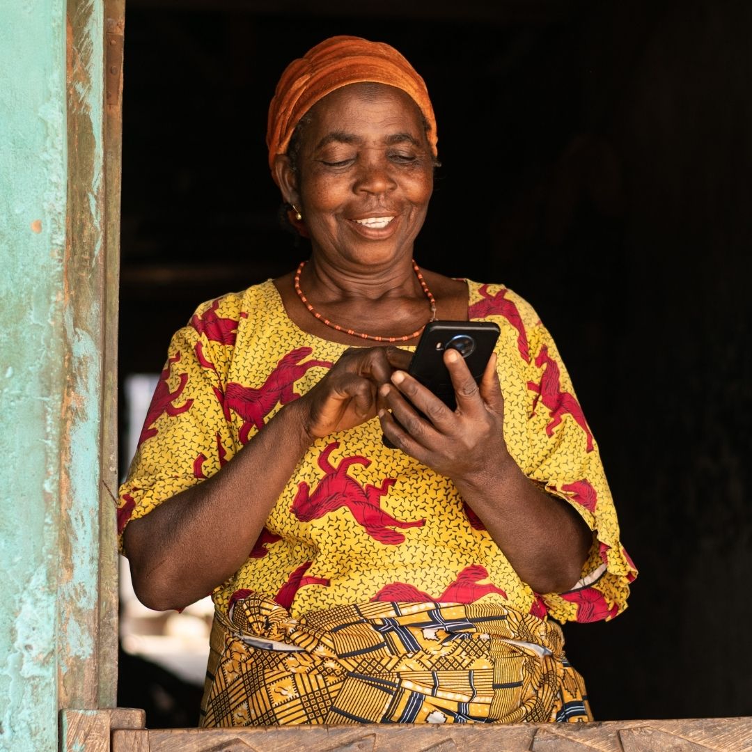 Pessoa usando celular simples